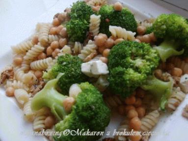 Zdjęcie - Makaron z brokułami, cieciorką i orzechami  - Przepisy kulinarne ze zdjęciami