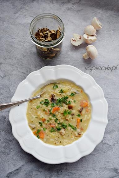 Zdjęcie - Gęsta zupa pieczarkowa z czerwonym ryżem - Przepisy kulinarne ze zdjęciami