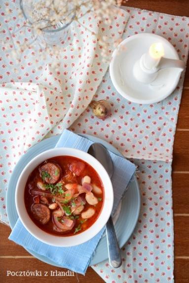 Zdjęcie - Szybka pomidorowa z fasolą i chorizo – U stóp Benbulbena - Przepisy kulinarne ze zdjęciami