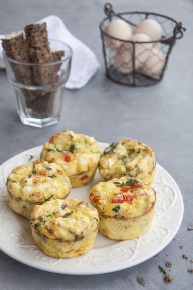 Zdjęcie - Muffiny wytrawne z jajek i warzyw z fetą - Przepisy kulinarne ze zdjęciami