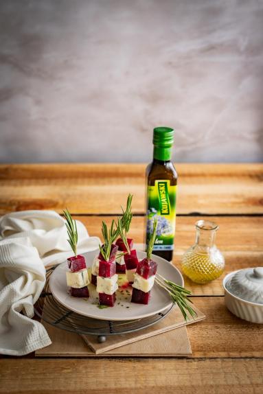 Zdjęcie - Koreczki z buraka i sera pleśniowego z rozmarynem - Przepisy kulinarne ze zdjęciami