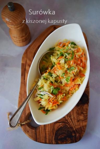 Zdjęcie - Surówka z kiszonej kapusty z karmelizowaną marchewką - Przepisy kulinarne ze zdjęciami