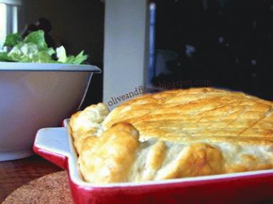 Zdjęcie - Zapiekanka z wołowiny z piwem i serem w cieście francuskim od Jamiego Olivera. - Przepisy kulinarne ze zdjęciami
