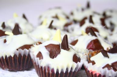 Zdjęcie - Babeczki czekoladowo-cynamonowe z wiśniami - Przepisy kulinarne ze zdjęciami