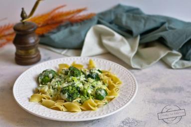 Zdjęcie - Makaron w cukiniowo-serowym sosie z brokułami - Przepisy kulinarne ze zdjęciami