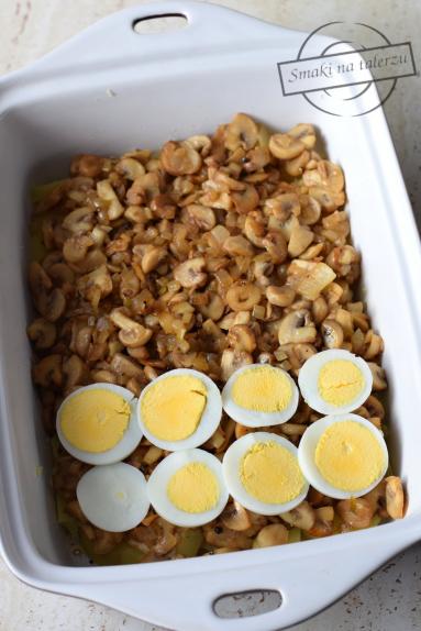 Zdjęcie - Ziemniaczana zapiekanka z jajkami i pieczarkami - Przepisy kulinarne ze zdjęciami