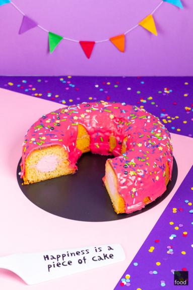 Zdjęcie - Giant Donut Cake - wielki pączek na 6. urodziny bloga - Przepisy kulinarne ze zdjęciami