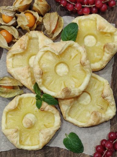 Zdjęcie - Ananas w cieście francuskim - Przepisy kulinarne ze zdjęciami