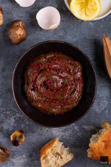 Zdjęcie - Aioli z czarnym czosnkiem, tradycyjny sos w nowej odsłonie - Przepisy kulinarne ze zdjęciami