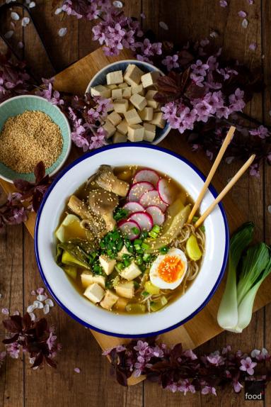 Zdjęcie - Miso ramen z boczniakami i wędzonym tofu - Przepisy kulinarne ze zdjęciami