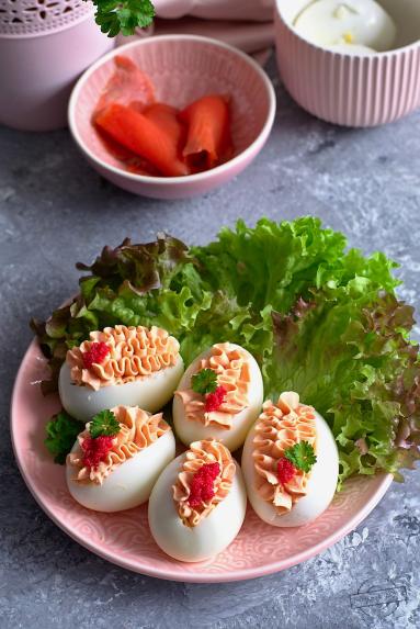 Zdjęcie - Jajka faszerowane kremem łososiowym - Przepisy kulinarne ze zdjęciami