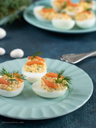 Zdjęcie - Jaja faszerowane łososiem - Przepisy kulinarne ze zdjęciami