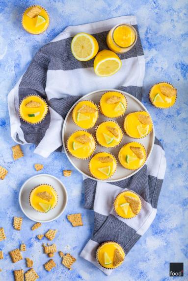 Zdjęcie - Mini serniczki z lemon curd, prosty przepis na efektowne babeczki - Przepisy kulinarne ze zdjęciami