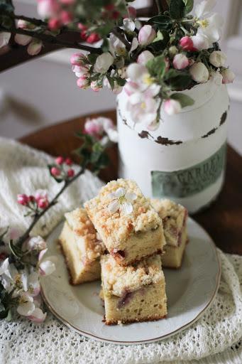 Zdjęcie - Ciasto jogurtowe z rabarbarem, truskawkami i kruszonką - Przepisy kulinarne ze zdjęciami