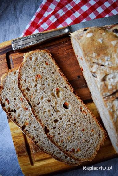 Zdjęcie - Dobry chleb z suszonymi pomidorami - Przepisy kulinarne ze zdjęciami