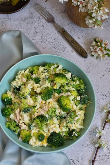 Zdjęcie - Sałatka brokułowa z jajkami i szynką - Przepisy kulinarne ze zdjęciami