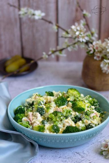 Zdjęcie - Sałatka brokułowa z jajkami i szynką - Przepisy kulinarne ze zdjęciami