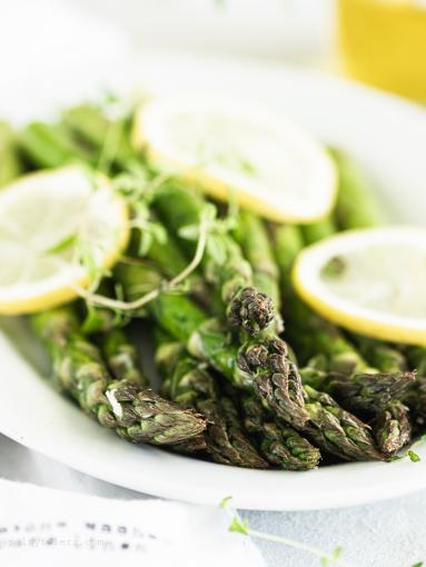 Zdjęcie - Szparagi pieczone z cytryną, czosnkiem i tymiankiem - Przepisy kulinarne ze zdjęciami