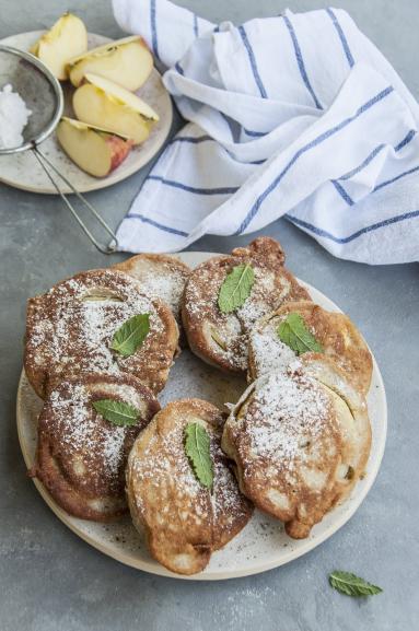 Zdjęcie - Drożdżowe racuchy z jabłkiem i cukrem pudrem - Przepisy kulinarne ze zdjęciami
