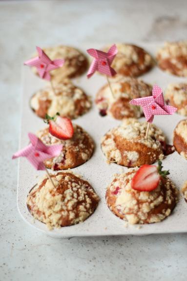 Zdjęcie - Ekspresowe jaglane muffiny z truskawkami i kruszonką - Przepisy kulinarne ze zdjęciami
