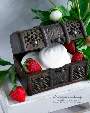 Zdjęcie - Deser bezowy z truskawkami (wegańskie bezy) - Przepisy kulinarne ze zdjęciami