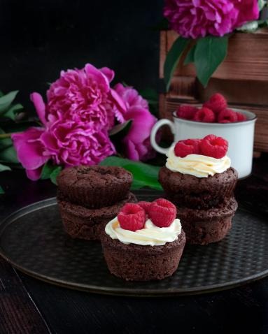 Zdjęcie - Babeczki brownie z kremem i malinami - Przepisy kulinarne ze zdjęciami