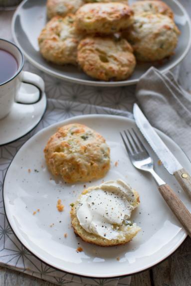 Zdjęcie - Wytrawne “bułeczki” scones z cebulką i serem - Przepisy kulinarne ze zdjęciami