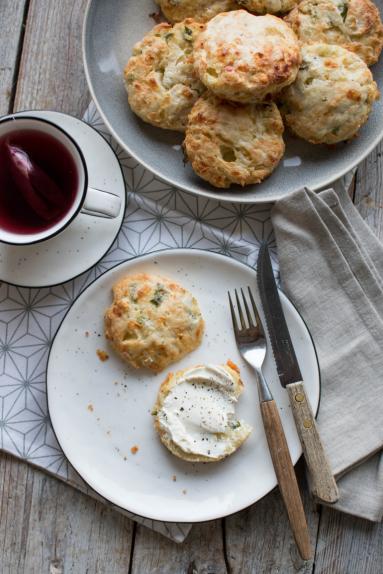 Zdjęcie - Wytrawne “bułeczki” scones z cebulką i serem - Przepisy kulinarne ze zdjęciami
