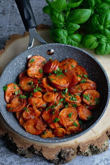 Zdjęcie - Kiełbasa smażona z cebulą w pomidorowym sosie - Przepisy kulinarne ze zdjęciami