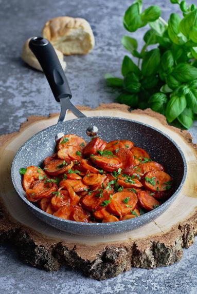 Zdjęcie - Kiełbasa smażona z cebulą w pomidorowym sosie - Przepisy kulinarne ze zdjęciami