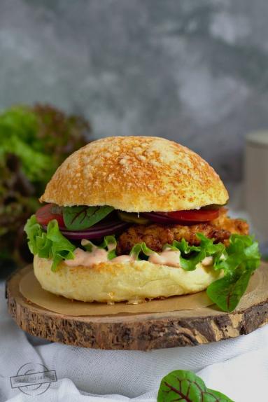 Zdjęcie - Burgery z kurczakiem - Przepisy kulinarne ze zdjęciami