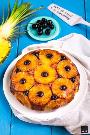 Zdjęcie - Odwrócone ciasto ananasowe - klasyczny amerykański przepis - Przepisy kulinarne ze zdjęciami