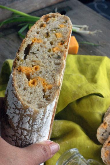 Zdjęcie - Chleb na zakwasie z jalapeño i cheddarem - Przepisy kulinarne ze zdjęciami