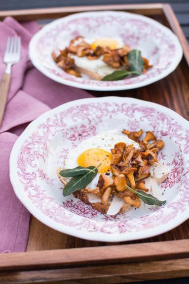 Zdjęcie - Grzanki z kurkami i jajkiem - Przepisy kulinarne ze zdjęciami