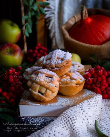 Zdjęcie - Kruche babeczki z jabłkami - Przepisy kulinarne ze zdjęciami