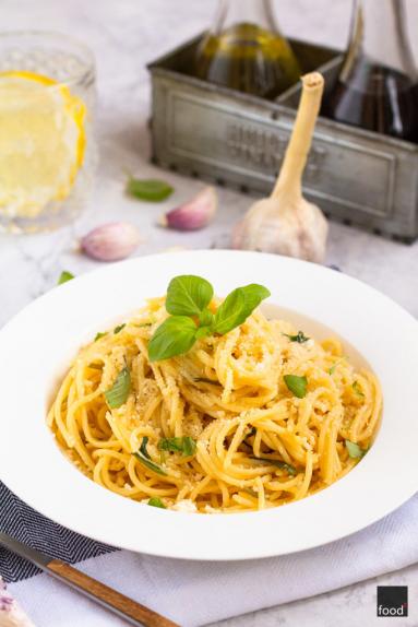 Zdjęcie - Spaghetti z oliwą, czosnkiem, bazylią i parmezanem - Przepisy kulinarne ze zdjęciami