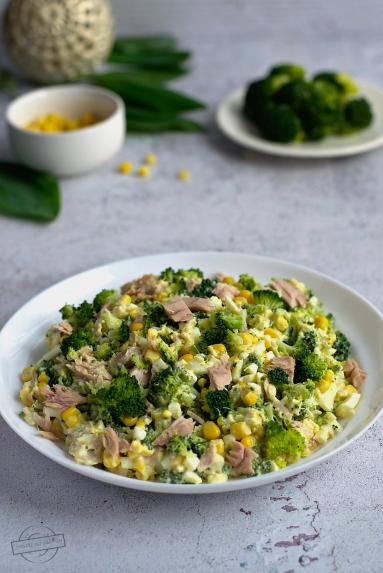 Zdjęcie - Sałatka brokułowa z jajkami, kukurydzą i tuńczykiem - Przepisy kulinarne ze zdjęciami