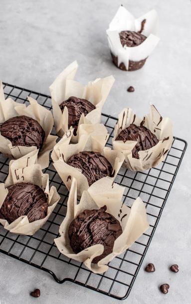 Zdjęcie - Czekoladowe muffiny przepis na 12 sztuk - Przepisy kulinarne ze zdjęciami