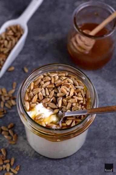 Zdjęcie - Jogurt z prażonym słonecznikiem i miodem - Przepisy kulinarne ze zdjęciami