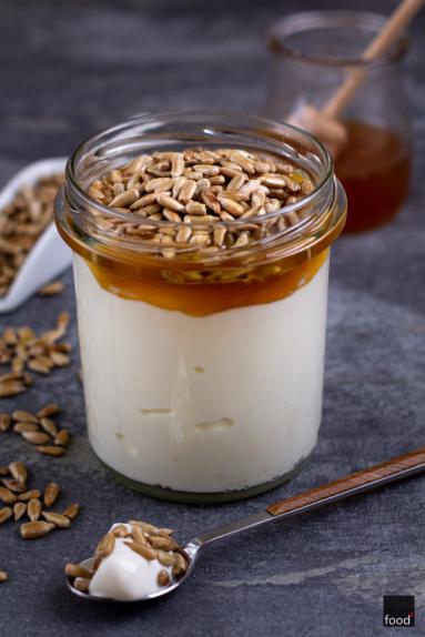 Zdjęcie - Jogurt z prażonym słonecznikiem i miodem - Przepisy kulinarne ze zdjęciami