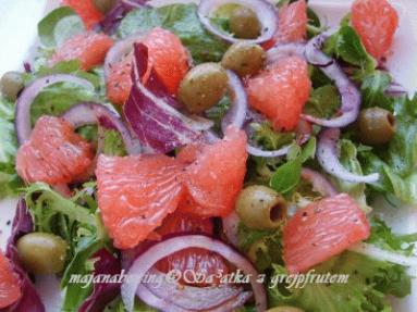 Zdjęcie - Sałatka z różowym grejpfrutem  - Przepisy kulinarne ze zdjęciami