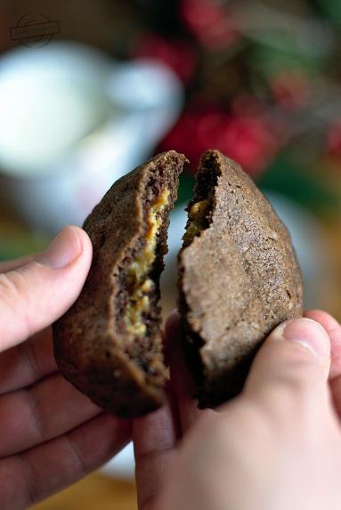 Zdjęcie - Czekoladowe ciasteczka z masą krówkową - Przepisy kulinarne ze zdjęciami
