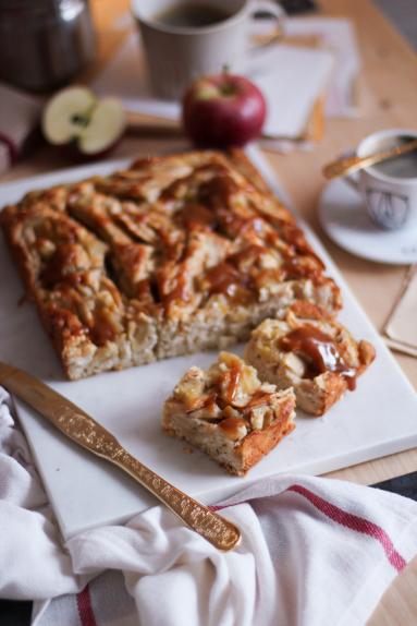 Zdjęcie - Proste ciasto z jabłkami, karmelem i kokosem - Przepisy kulinarne ze zdjęciami