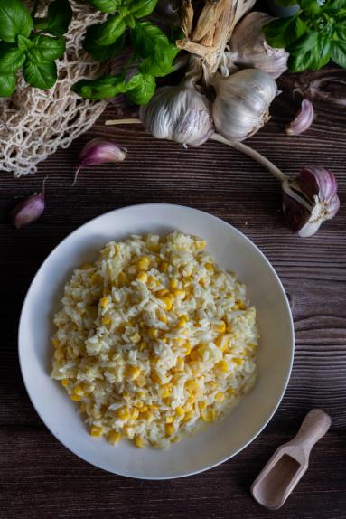 Zdjęcie - Sałatka ryżowa z kukurydzą i ananasem - Przepisy kulinarne ze zdjęciami