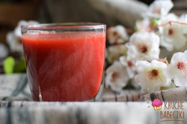 Zdjęcie - Świeżo wyciskany sok z selera naciowego, buraka, jabłka i marchewki - Przepisy kulinarne ze zdjęciami