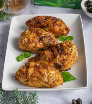 Zdjęcie - Udka kurczaka nadziewane chlebem i suszonymi śliwkami - Przepisy kulinarne ze zdjęciami