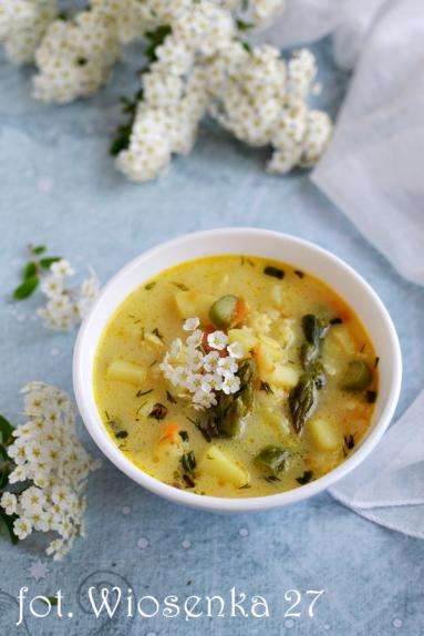 Zdjęcie - Wiosenna zupa ze szparagami - Przepisy kulinarne ze zdjęciami