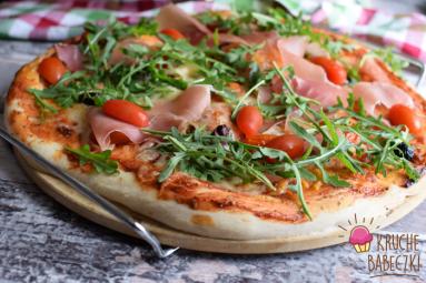Zdjęcie - Pizza z prosciutto i rukolą - Przepisy kulinarne ze zdjęciami