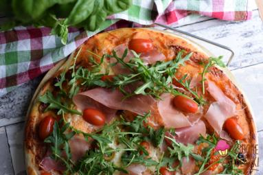 Zdjęcie - Pizza z prosciutto i rukolą - Przepisy kulinarne ze zdjęciami