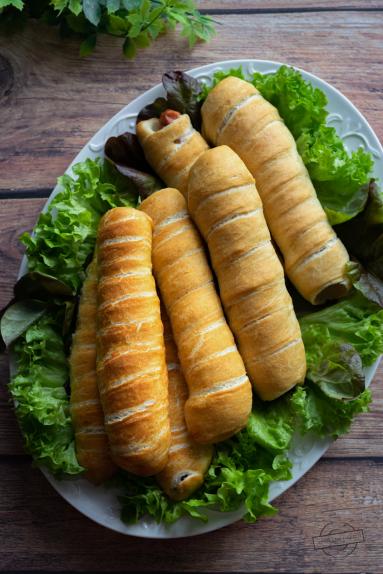 Zdjęcie - Parówki w bułce preclowej - Przepisy kulinarne ze zdjęciami